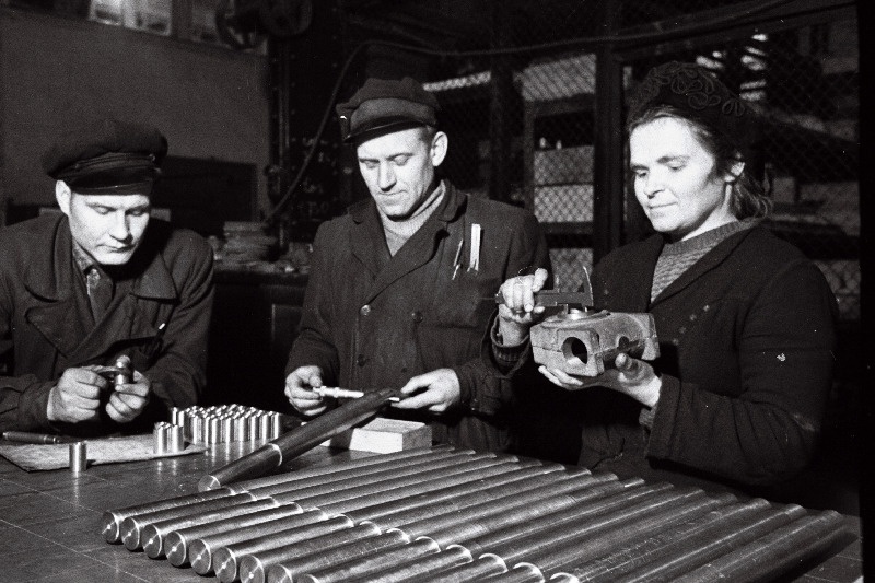 Masinaehitustehase Ilmarine tehnilise kontrolli osakonna töötajad (vasakult) E. Pressjärv, K. Vaher ja V. Perhurova kontrollimas uute toodete kvaliteeti.