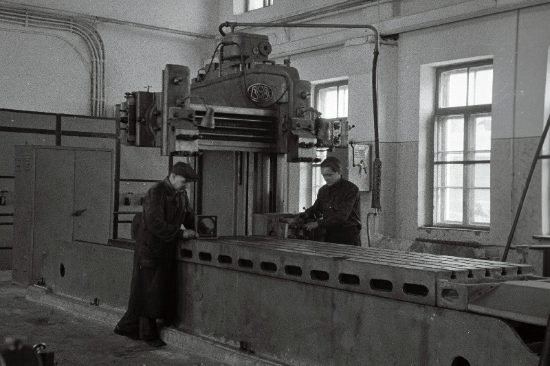 Tallinna Remonditehase lukksepad J. Kaljas ja E. Pukk Minskist saadud höövelpinki üles seadmas.