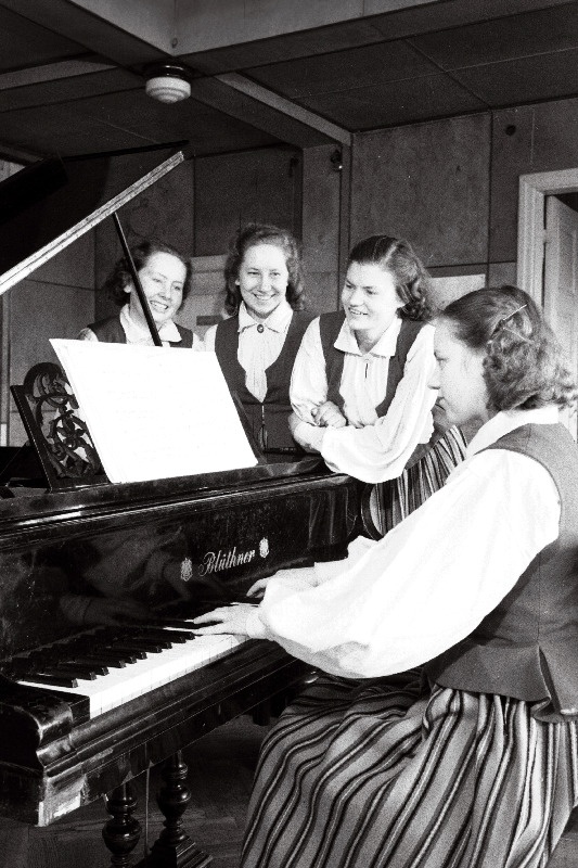 Tallinna Kultuurharidusala Kooli õpilased (vasakult) A. Sander, V. Liiv, S. Lullo ja Õ. Urvik uut isetegevuslikku pala õppimas.