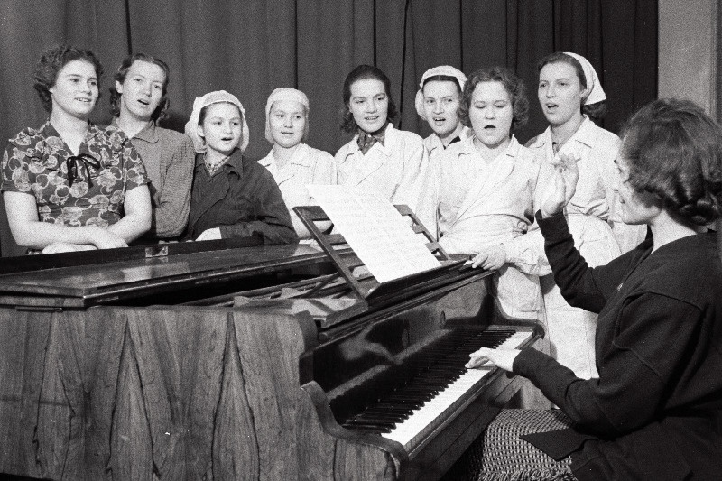 Kompvekitehase Karamell naisansambel L. Roomere juhatusel harjutamas.