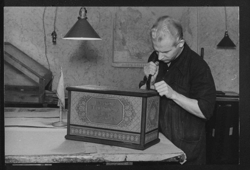 Eesti NSV Kunstitoodete Kombinaadi Nahkehistööde Ateljee kuldaja Heints Tagaväli kaunistamas Tadžiki NSV rahvale kingituseks saadetavat nahklaegast.