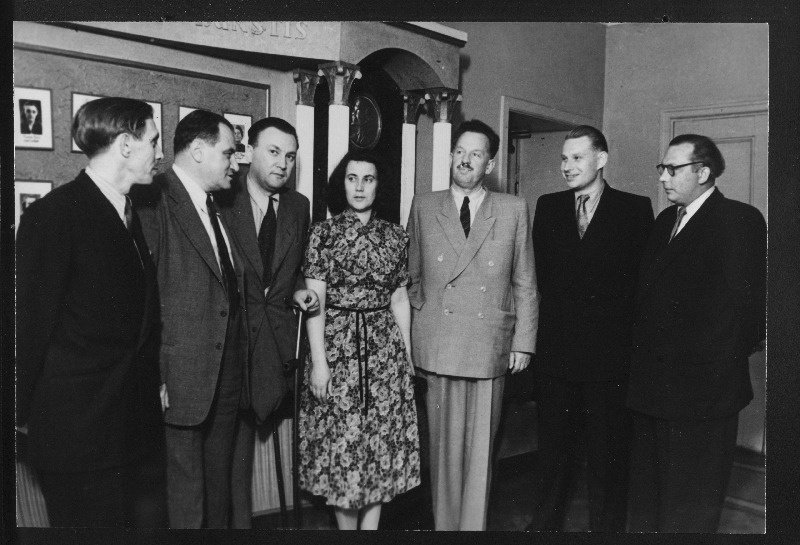 Kirjanikud J. Smuul, V. Katajev, V. Sobko, D. Vaarandi, T. Tilvytis, V. Beekman ja V. Mozeeriunas Estonia kontserdisaalis  NSV Liidu rahvaste sõprusele pühendatud kirjandusõhtul.