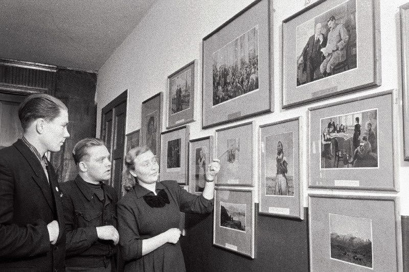 Tartu rajooni Avangardi kolhoosi liikmed (vasakult) A. Ordning, A. Kruustük ja H. Lang vaatamas Tartu Riikliku Kunstimuuseumi rändnäitust.