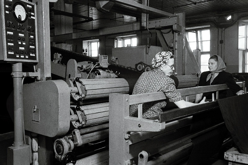 Riidevabriku Keila töölised H. Külvet ja I. Truve töötamas kuivatusmasinal.