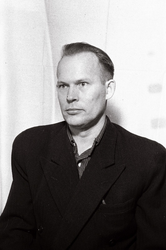 Tallinna Universaalkaupluse siidiosakonna müüja Leonhard Taavel.