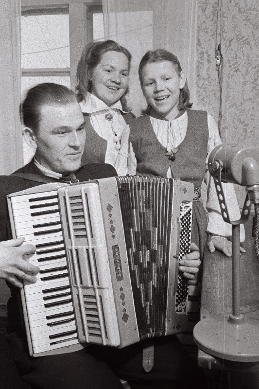 Antsla rajooni I.M. Sverdlovi nimelise kolhoosi isetegevuslased A. Kuura (akordionist), K. Taaniel ja H. Laidver esinemas.