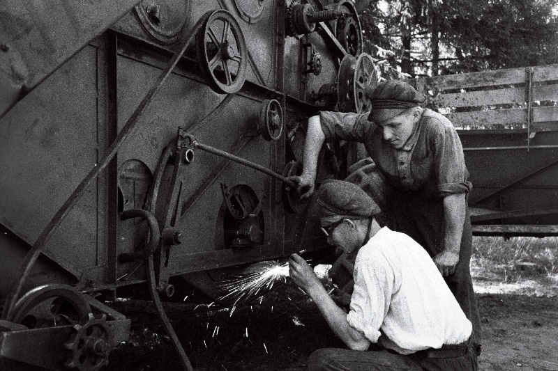 Vasalemma Masina-Traktorijaama kombainer I. Kreisik (paremal) ja keevitaja E. Heinmaa kombaini remontimas.