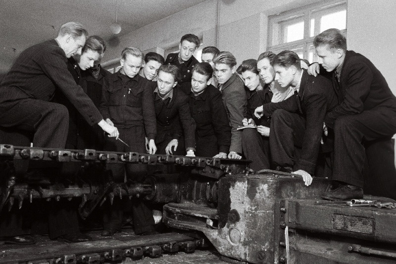 Tallinna Mäetehnikumi III kursuse õpilased kivisöe kaevandamise kombaini Donbass lõikeseadeldist vaatamas õpetaja V. Melliku (vasakul) juhendamisel.