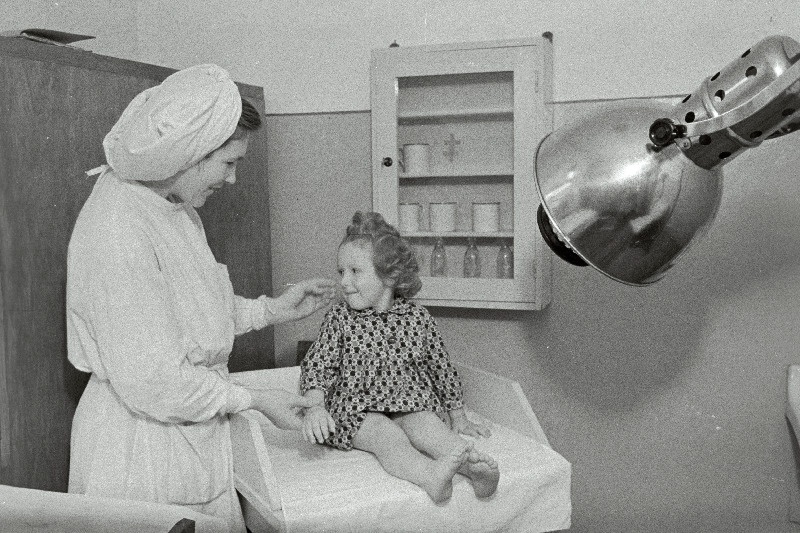 Ahtme linna lastesõime meditsiiniõde M. Maksimova kasvandikule elektriravi andmas.