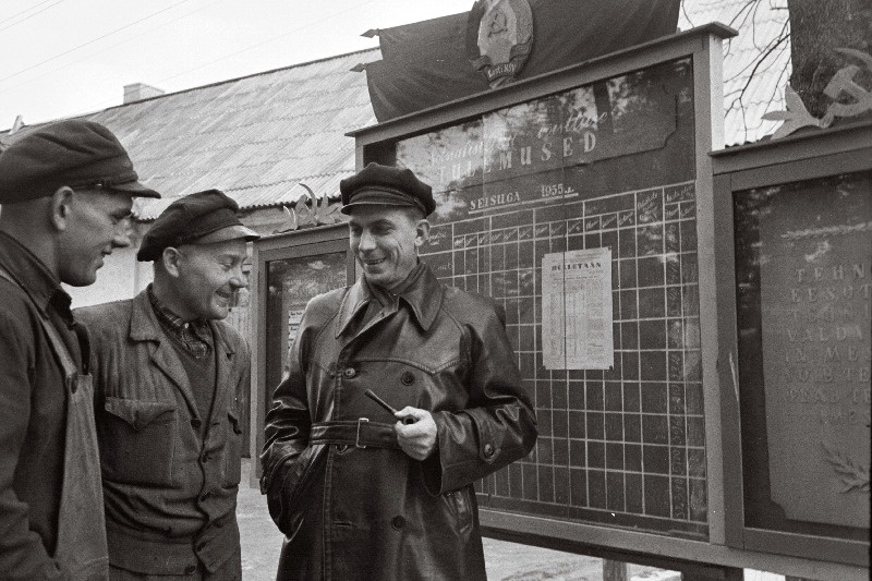 Rakvere Masina-Traktorijaama kombainer Ants Aasamets (vasakult), sepp Arnold Lindlom ja direktor Otto Kaldma arutamas remonditööde plaani.