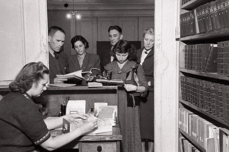 EKP Tallinna Linnakomitee raamatukoguhoidja E. Kaljas laenutab kirjandust marksismi-leninismi teooria õppijaile.