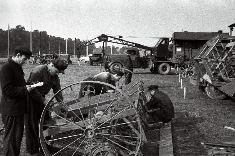 Põllumajanduslike masinate kokkumonteerimine vabariiklikul põllumajandusnäitusel.