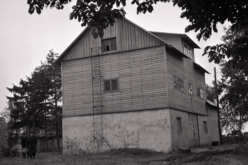Kiviõli rajooni Ühisjõu kolhoosi uus viljakuivati.