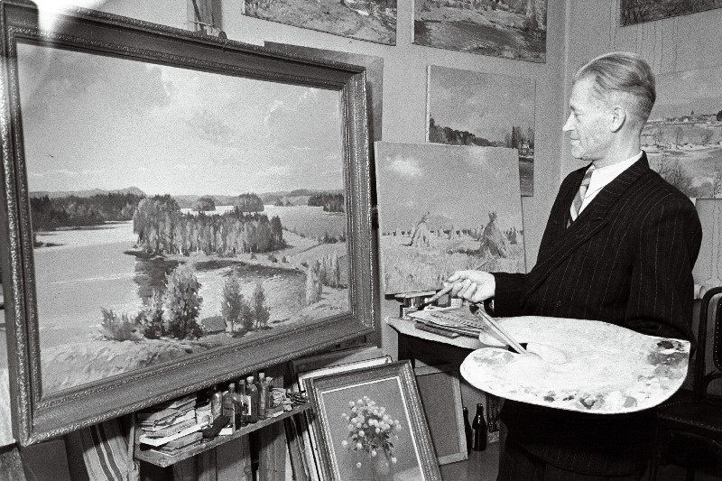 Maalikunstnik Richard Uutmaa viimistleb maali Pühajärvel.