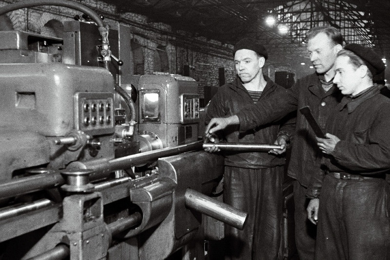 Elektrimootoritehase Volta normaalmasinate tsehhi automaatliini teenindava brigaadi liikmed (vasakult) V. Ivantsov, V. Metsa ja A. Oparin tööülesandeid täitmas.