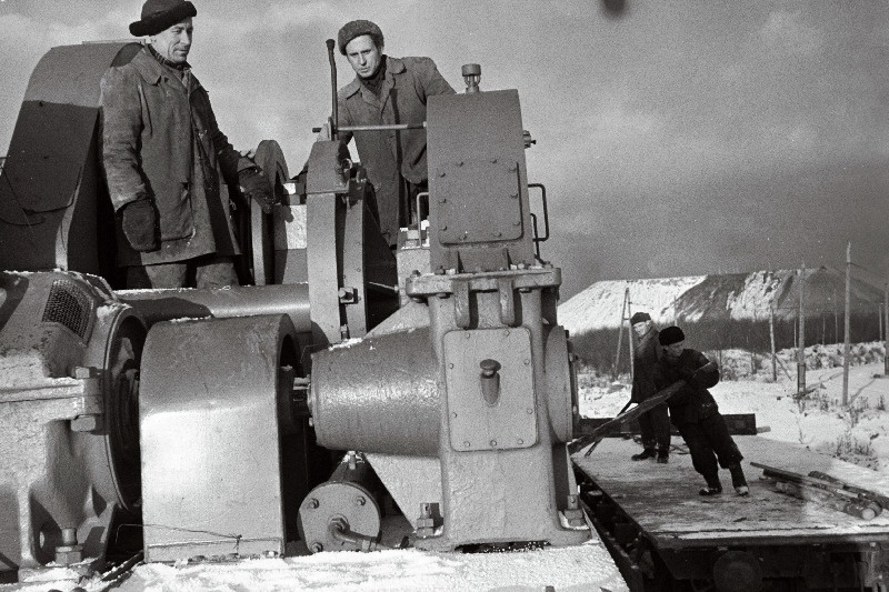 Kohtla-Järve Kombinaadi monteerijate brigaadi liikmed A. Kase (vasakul) ja E. Korstnik ekskavaatori SE-3 aluse monteerimisel.