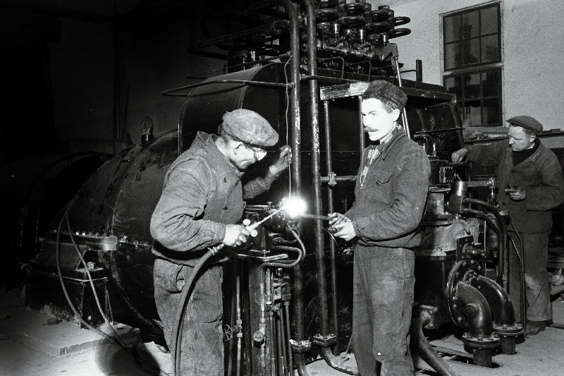 M. Osi, V. Klotškov ja G. Ivanov (vasakult) monteerivad uut turbogeneraatorit Kiviõli Kombinaadis.