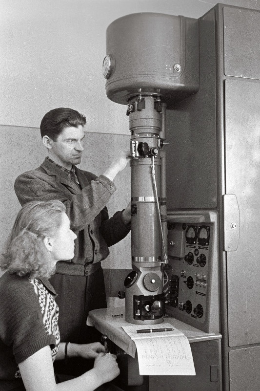 Silikaatkivitehase Kvarts tehnik Gertrud Münts ja insener Hans Toome elektronmikroskoopi kasutamas.