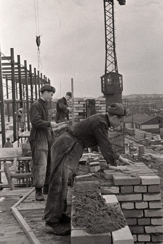 Ehituskooli nr. 1 õpilased (paremalt) H. Jürisoo, V. Eino ja E. Kald Tallinna Õmblusvabriku ehitusel töötamas.