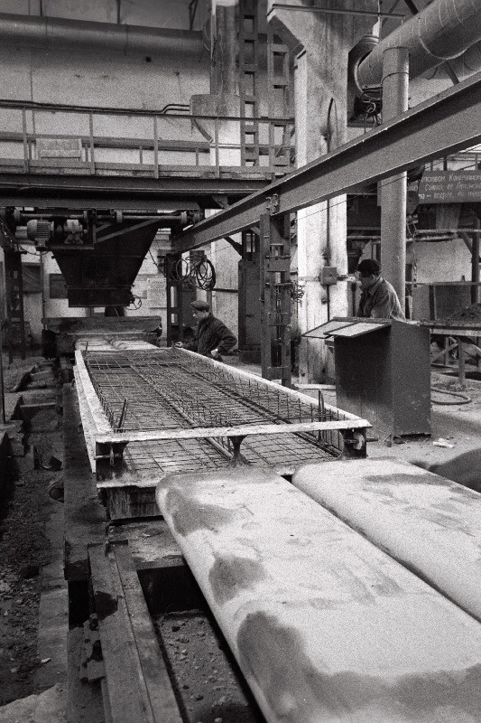 Tallinna Raudbetoontoodete Tehase töölised valmistuvad kahe avaga vahelaepaneeli vormimiseks. Juhtimispuldi juures on brigadir Kapustin.