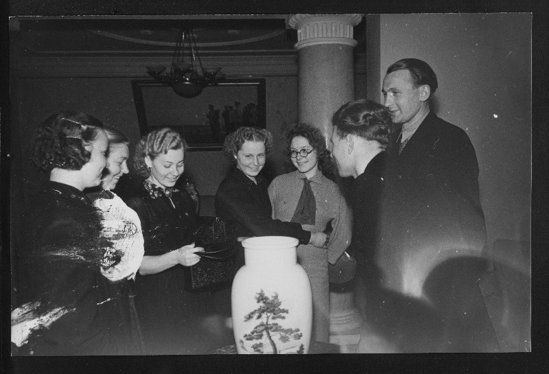 Eesti NSV noorte põllumajandustöötajate  esimese kokkutuleku delegaadid (vasakult) H. Niibus, I. Elpson, Talts Pärnu-Jaagupi rajoonist, V. Koort, I. Tenko Põlva rajoonist, V. Jalas Antsla ja V. Lai Türi rajoonist.