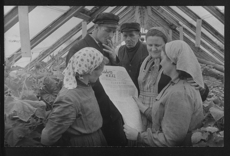 Harju rajooni Kalinini nimelise kolhoosi aiandusbrigaadi liige Maimu Pohl (paremal) ajalehte ette lugemas.