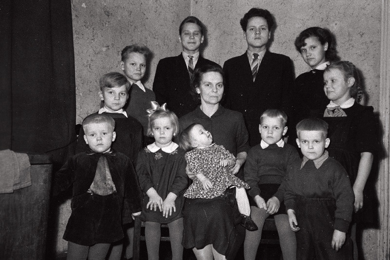 Emakangelane L. Kiis oma lastega.