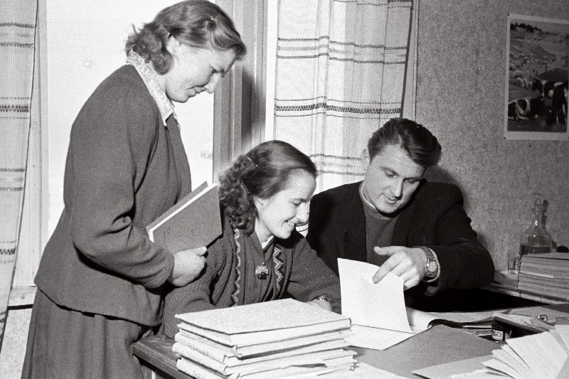 Viljandi rajooni Koidu kolhoosi kultuurikooli õpilased (vasakult) K. Metsoja, L. Sults ja J. Paavel.