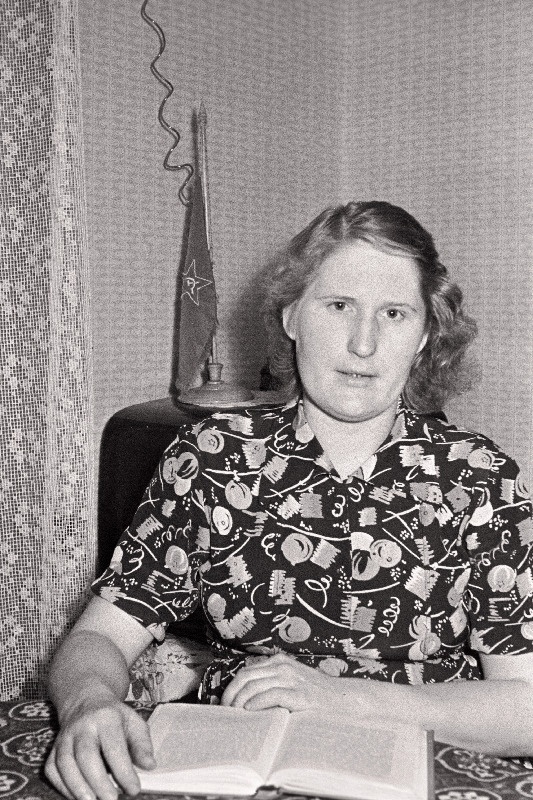 Väike-Maarja rajooni R. Pälsoni nimelise sovhoosi lüpsja Õie Lainevool.