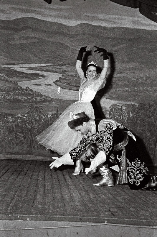 NSV Liidu Riikliku Akadeemilise Suure Teatri balletisolistid Vene NFSV teeneline kunstnik S. Zvjagina ja K. Richter esitavad masurka M. Glinka ooperist Ivan Sussanin.