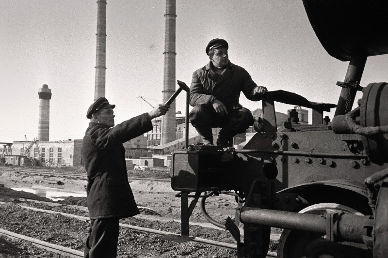 Kommunistliku töö nimetust taotleva vahetuse vedurijuht A. Siht (vasakul) oma abi A. Avruga Balti Soojuselektrijaama ehitusel.