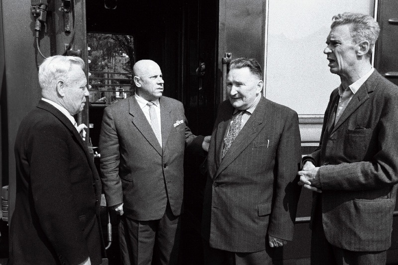 I maailmasõjast ja Eesti Vabadussõjast osavõtnute delegatsiooni liikmed  August Feldman, John Raba, EKP Keskkomitee Partei Ajaloo Instituudi direktori asetäitja Richard Majak ja Alfred Pressmann sõidu eel Krasnogradi sõjas langenud eestlaste mälestamise miitingule.