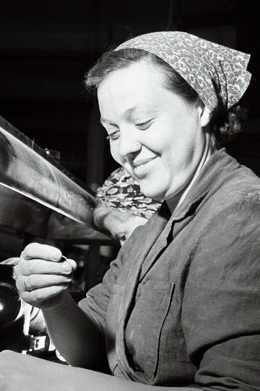 Eesti NSV Kunstsarvetehase graveerijate brigaadi liige Milvi Visnapuu.