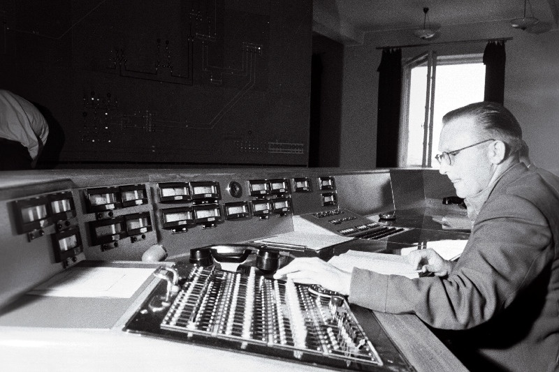 Eesti NSV MN Energeetika ja Elektrifitseerimise Peavalitsuse Eesti Energia keskdispetšeritalituse vanemvalveinsener - dispetšer Elmar Jaakson valves.