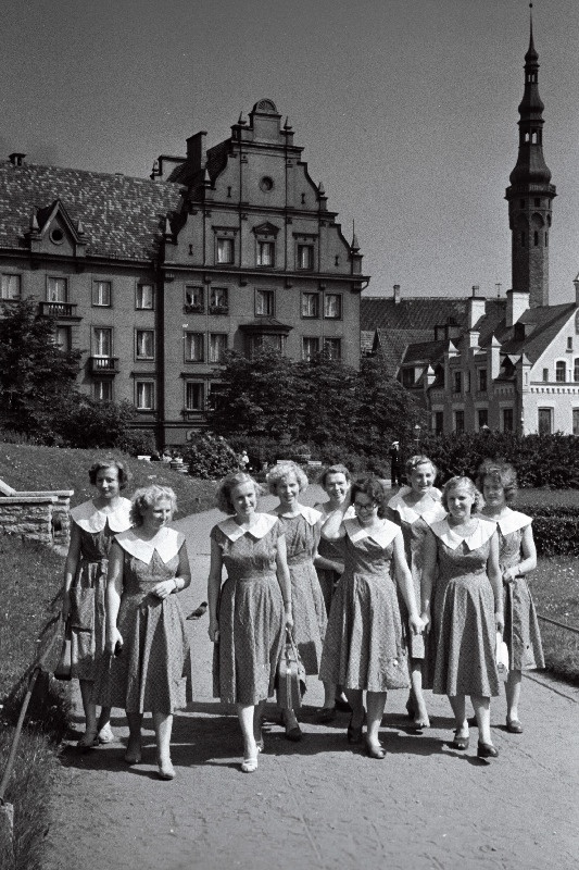 Elva rajooni Lenini nimelise sovhoosi naisrahvatantsurühma liikmed tutvuvad Tallinna vaatamisväärtustega.