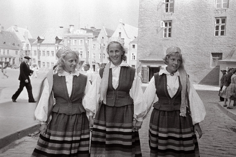 Eesti NSV 15. üldlaulupeost osavõtjad vanalinnas jalutamas.