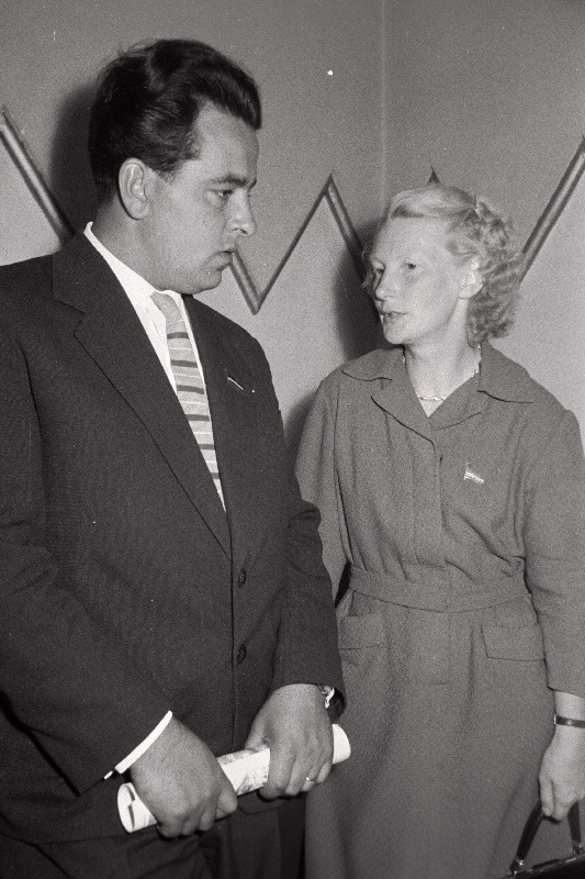 Rahvasaadikud Ally Kottisse ja Johannes Üts vahetavad mõtteid Eesti NSV Ülemnõukogu 5. koosseisu 3. istungjärgu vaheajal.