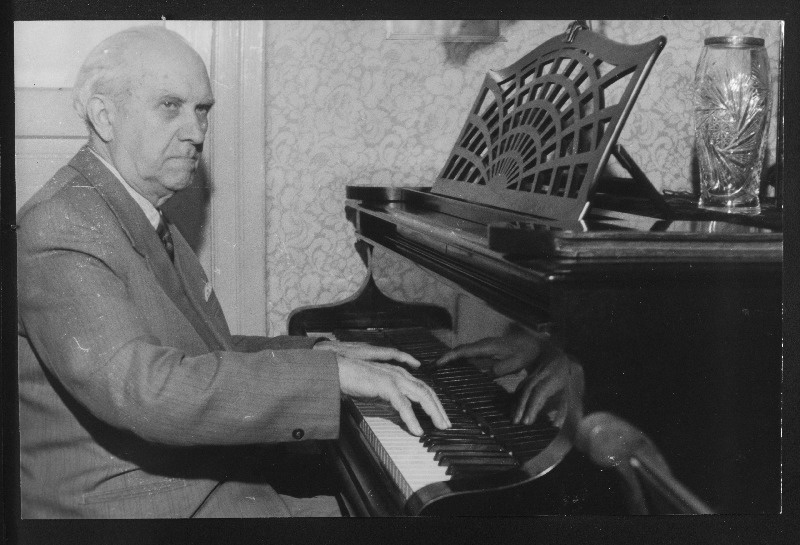 Tallinna Riikliku Konservatooriumi klaveriklassi õppejõud, helilooja ja pianist professor Artur Lemba.