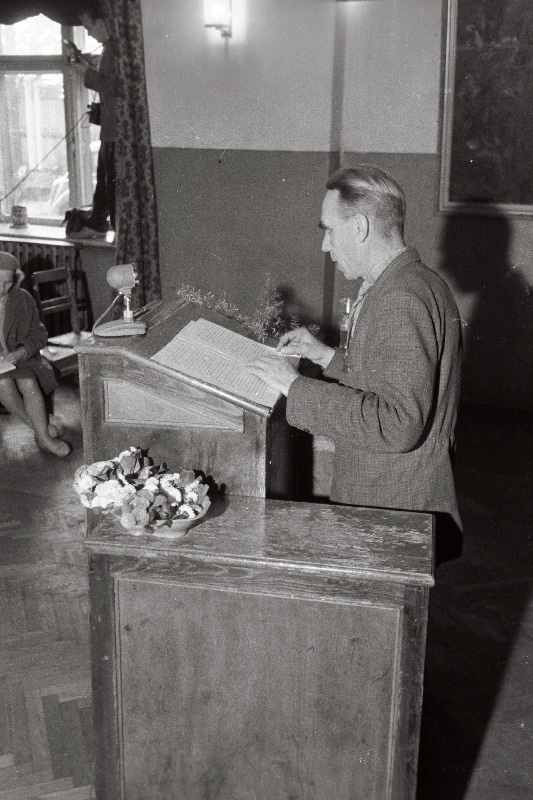 Tallinna Masinaehitustehase ametiühingukomitee esimees R. Erm kõneleb desarmeerimisküsimustest töötajate miitingul.