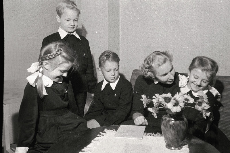 Vabariikliku õpetajate kongressi delegaat, Tallinna 20. Keskkooli õppealajuhataja Ellen Kuum õpilastega.