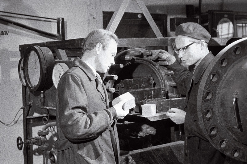 Eesti NSV Teaduste Akadeemia Ehituse ja Ehitusmaterjalide Instituudi noorem teaduslik töötaja Arvo Einret (vasakul) ja vanemlaborant Silver Posti teevad katsetusi tolmtuha kasutamiseks.