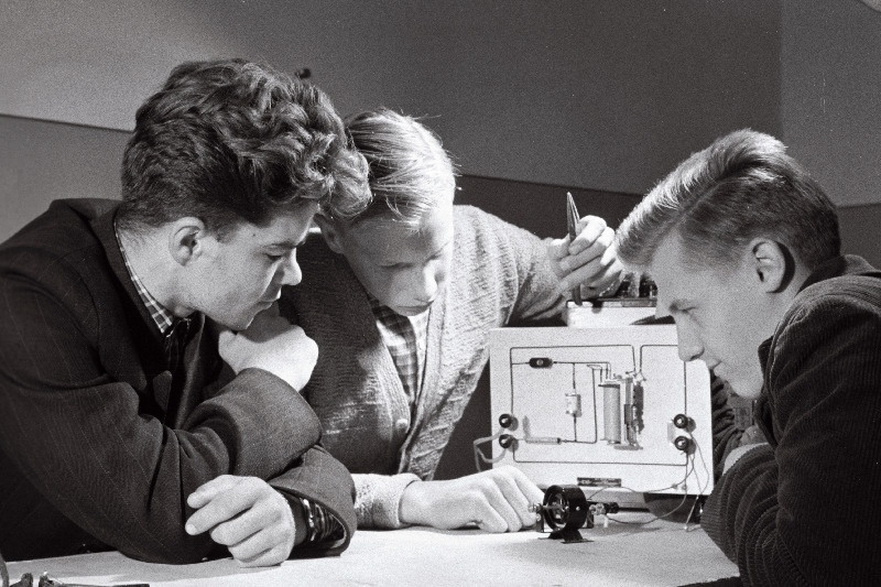 Tallinna 39. Keskkooli õpilased (vasakult) Edgar Salin, Enn Sillari ja Aleksander Bogavski tutvuvad pooljuhtide kasutamisega elektroonikas.
