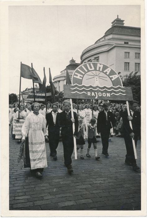 Foto. Üldlaulupeost osavõtjad Hiiumaalt rongkäigus. Fotogr. J. Vatser. 1955.