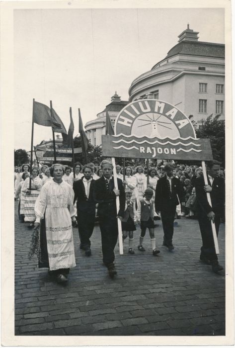 Foto. Üldlaulupeost osavõtjad Hiiumaalt rongkäigus. Fotogr. J. Vatser. 1955.