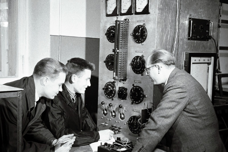 Tallinna Polütehnilise Instituudi viienda kursuse üliõpilased Hillar Rootalu ja Jüri Kann koos õppejõud Harald Sillanidiga rektifikatsiooniseadme juhtimiskilbi ees.