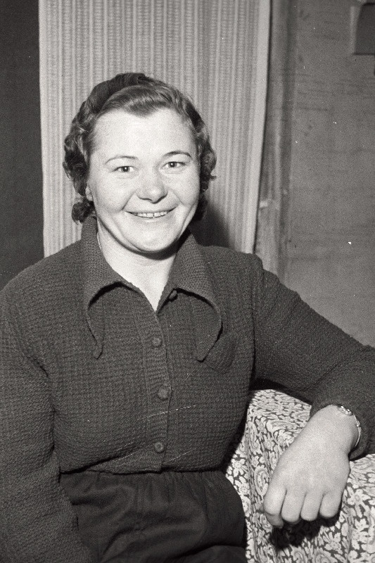 Paide rajooni kolhoosi Õiguse Võit kanatalitaja Linda Lehtme.