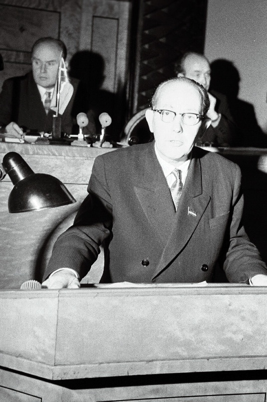 Eesti NSV Ülemnõukogu eelarvekomisjoni esimees I. Oja kõneleb Eesti NSV Ülemnõukogu viienda koosseisu neljandal istungjärgul.