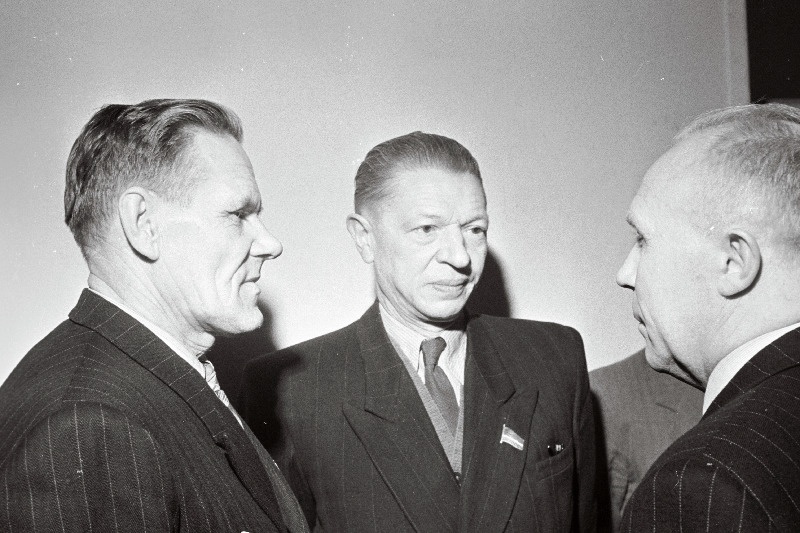 Eesti NSV Ülemnõukogu viienda koosseisu neljanda istungjärgu rahvasaadikud Ehitusmaterjalide tehase Männiku autoklaasitööline A. Reisalu, tehase Volta hööveldaja A. Kuusk ja M.J. Kalinini nimelise Elavhõbealaldajate Tehase meister A. Laansalu.