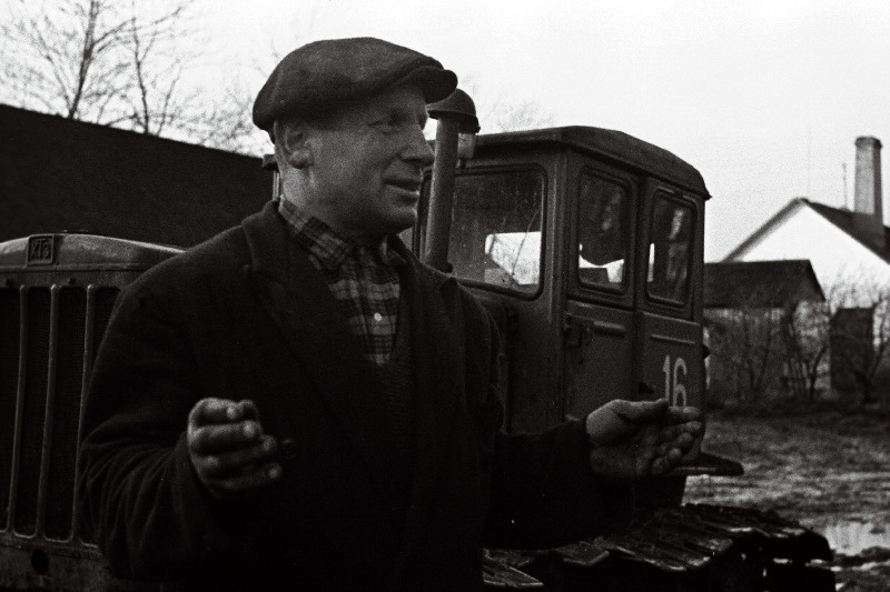 Haapsalu rajooni Oidrema sovhoosi traktorist A. Veepalu.