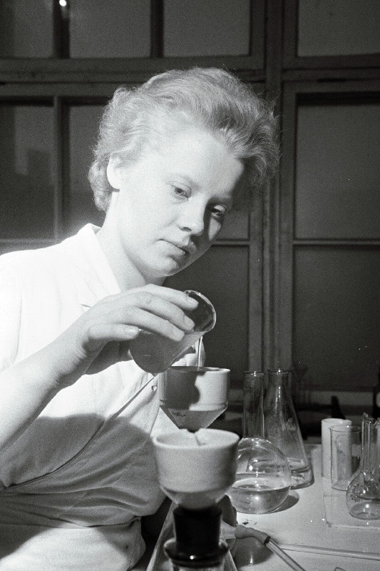 V. Kingissepa nimelise Tselluloosi- ja Paberitööstuse Kombinaadi söödapärmitehase laborant Helle Toots toodangu kvaliteeti kontrollimas.